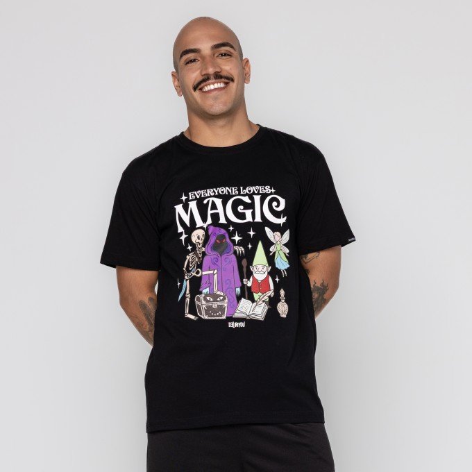 Camiseta Everyone Loves Magic